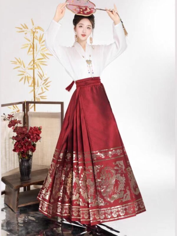 ‌Mamianqun (Horse-face Skirt)