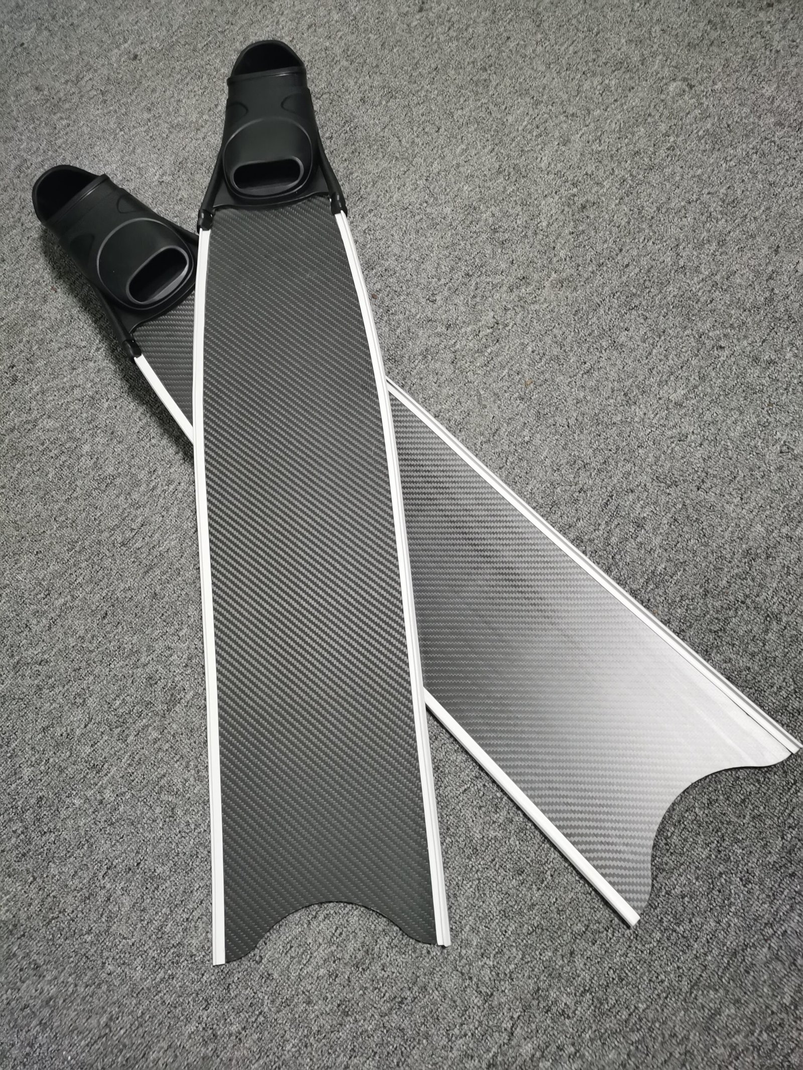 White bar black footpocket fins